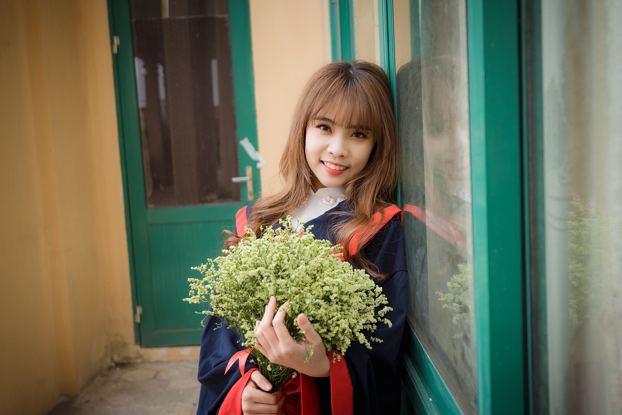 女大学生兼职,女大学生兼职现象，机遇与挑战并存